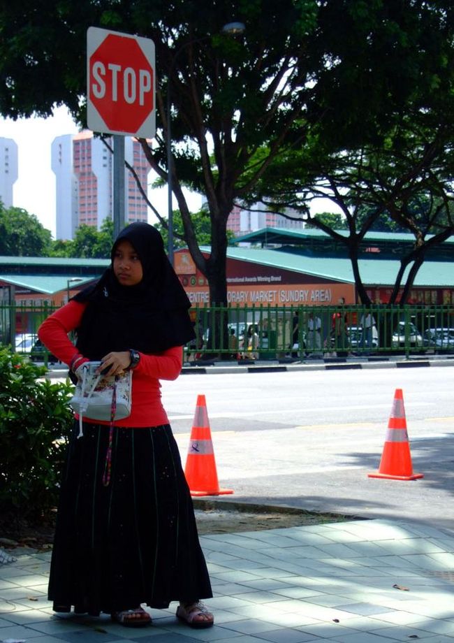 ブギス駅の建物から出ると…バリ島よりも日差しが強い！<br />アラブ系の人々が多く生活する地域なので当然だけれど、見慣れないスカーフ姿に思わず興奮した。