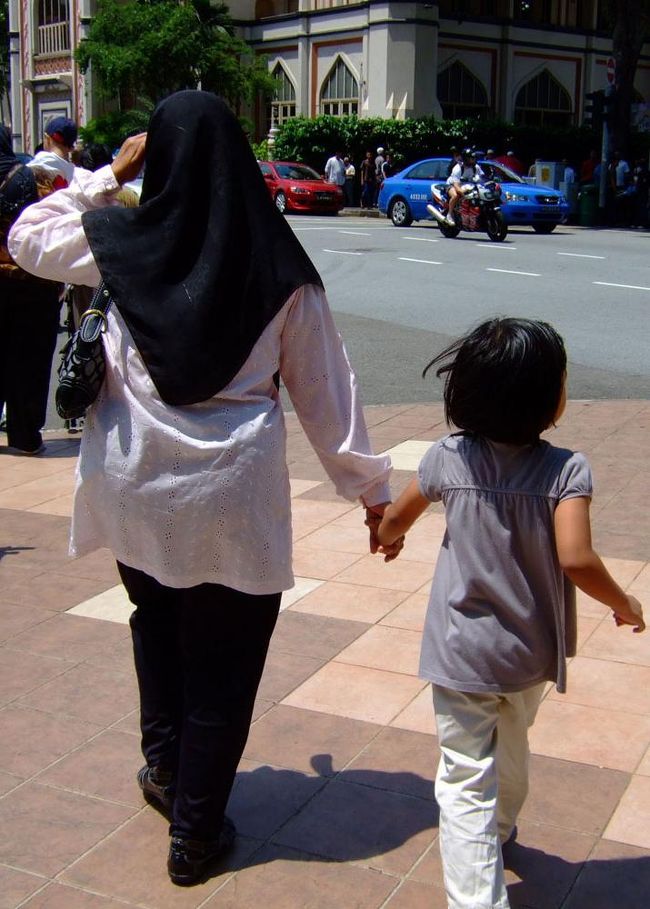 女性は年齢に関係なく全員着用するものだと思っていたけれど、幼い子供は例外みたい。