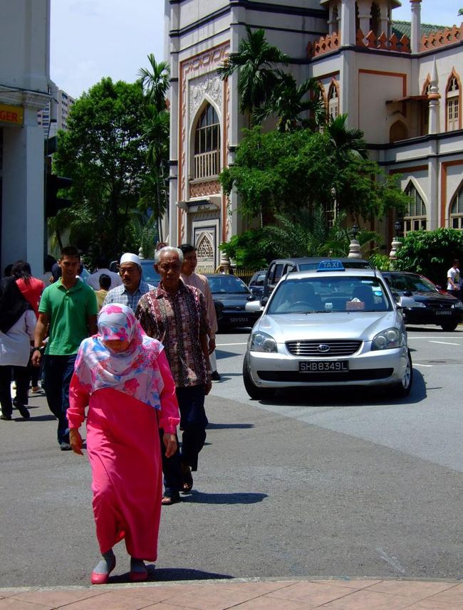 黒のスカーフを巻いている人も多いけれど、カラフルな人もたくさん見かけた。<br />ピンクの衣装に合わせてピンクの靴を履く女性。<br />花柄のスカーフもコーディネートされていて、これがムスリム流のお洒落みたい♪