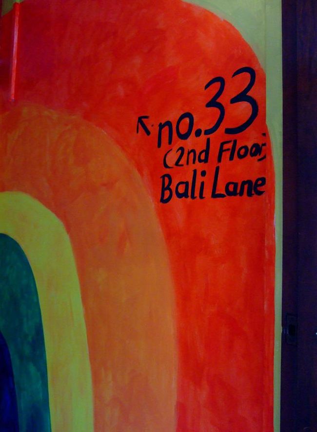 １本路地が変わるだけでカラフルな世界に♪<br />壁に描かれた虹が可愛らしい。