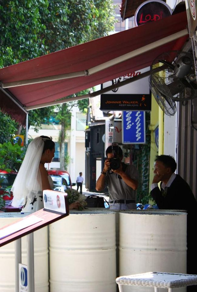 ブギス＆アラブストリート周辺を、ランチの店を探しがてら散策してみる事に。<br />街なかで見かけたウェディングフォトの光景…花嫁と新郎の間にあるのは大きなドラム缶？？<br />