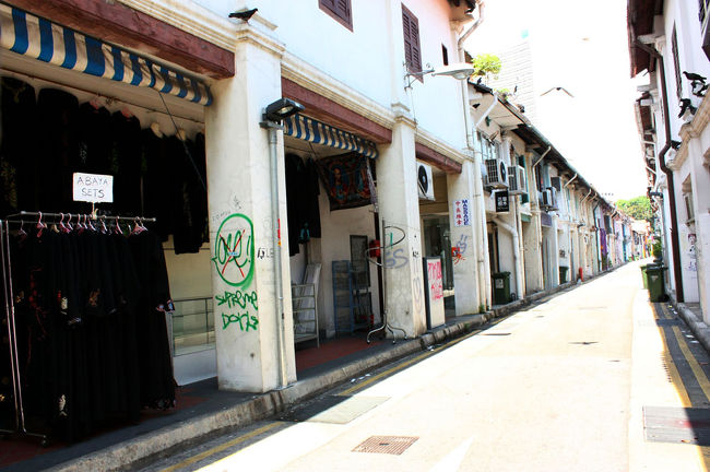 バリに負けず劣らず、ギンギンに降り注ぐ強烈な日差しで、白い建物が反射して先が見えない。