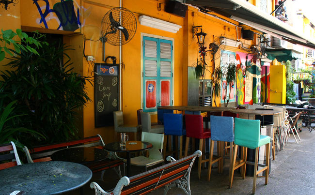 昼間は営業していないようで人の気配が無かったけれど、POPな色に包まれた路地裏の小さな店。<br />