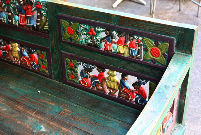 ベンチに彫られたモチーフがキュートだった。