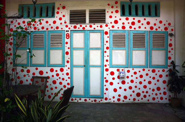 扉が閉まっているので何の店かわからないけど、草間彌生風な大胆かつ可愛らしいデザインの壁。<br />少し散策するだけで、色に溢れた街並みに出会える♪