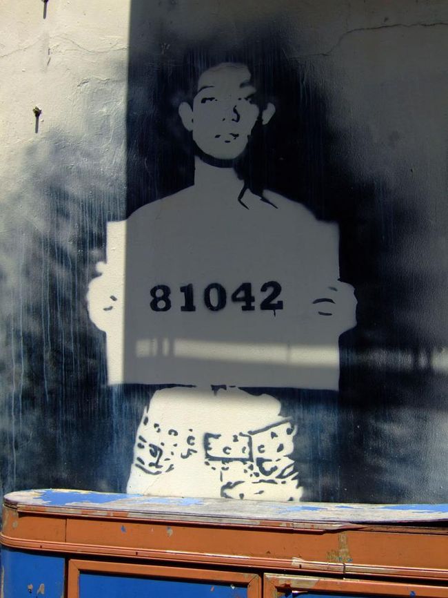 アートと言えば…同じ壁伝いに描かれていたリアルな絵。<br />強い太陽光のせいで影が浮かび上がって見え、ワザとらしく置かれたテーブルはまるで判決を待つ人のように見える。<br />