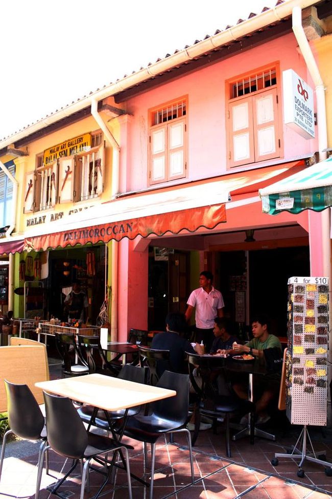 迷いに迷ってランチに選んだのは“DELI　MOROCCAN”。<br />ブッソーラストリートにある北アフリカ系の料理を出す小さな店。