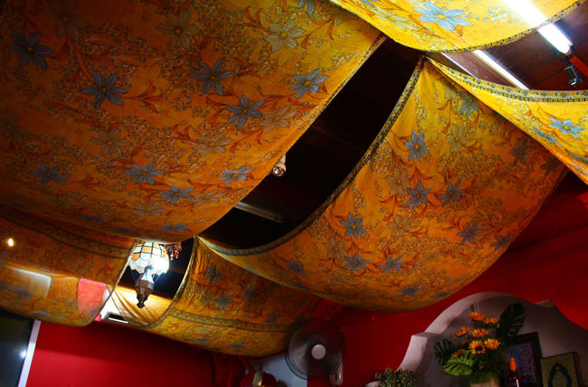真っ赤な壁に、細やかな図柄が描かれた黄色の布が天井からかけられ異国情緒たっぷり♪