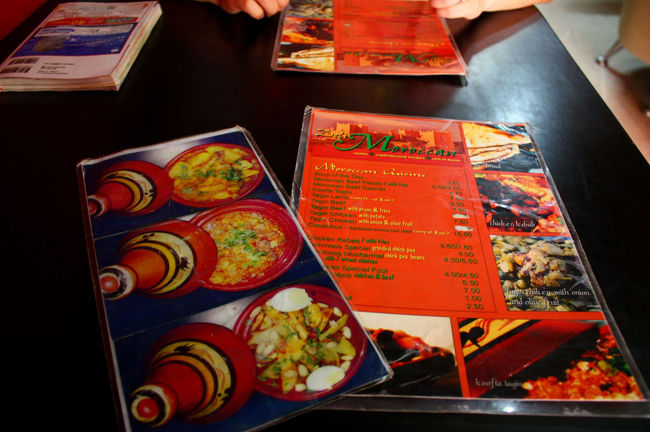 モロッコの名前を聞いたら食べたくなるのは、タジン鍋。<br />タジン鍋とは、水が少ない地域でも素材の持っている水分だけで料理が出来るように工夫された、三角錐の鍋で煮込む料理のこと。