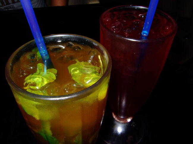 夫はミントが効いた【モロッコカンティー】3Sドル<br />私は【クランベリーティー】2.5Sドル<br />そしてハラルフードの店なので当然、アルコールは無し。<br />でも暑いなか歩いてきたので、超美味しい(*^。^*)…と感動していたのに、、数時間後２人とも一時的にお腹がキュルキュル。<br />他は火を通したものを食べていたので、この氷のせいかもしれない。