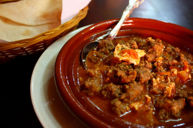 【トゥフタ・タジン】7.5Sドル<br />【ピタパン】1Sドル<br />三角錐のフタを取って出してくれたのでタジンっぽく見えないけど、牛か羊肉のミートボールがトマトベースのソースで煮込まれていて激ウマだった。<br />ピタパンに挟んでもOK♪