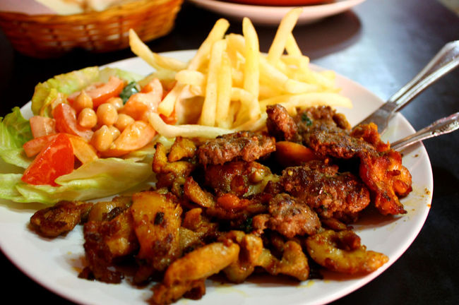 【ミックスド・ケバブ】6.5Sドル<br />カリカリに焼かれたケバブはとても香ばしく…許されるならビールが欲しい。<br />合計：23Sドル。<br />食事中、真っ白な民族衣装をまとい立派な髭をたくわえたムスリム系のおじいさんが店内に入ってきて、オーナーからお金を受け取っていたので「仕事関係の集金かな？」と思っていたら…なんと私たちのテーブルにもやって来て、無言で手を差し出してきたから「え？」って思っていたら、おじいさんが強気な態度で「バクシー(喜捨)を寄こせ」と。<br />わぁわぁわぁ！これが噂のバクシー要求？まさか、ここシンガポールで言われるとは！<br />夫が｢No！｣と言ったらゴネることなくスっと立ち去ったけれど、身なりの良さそうな人から言われてすごく驚いた。<br />この後は、初のモスク見学に胸が高鳴る。<br />続きは14へ。<br />