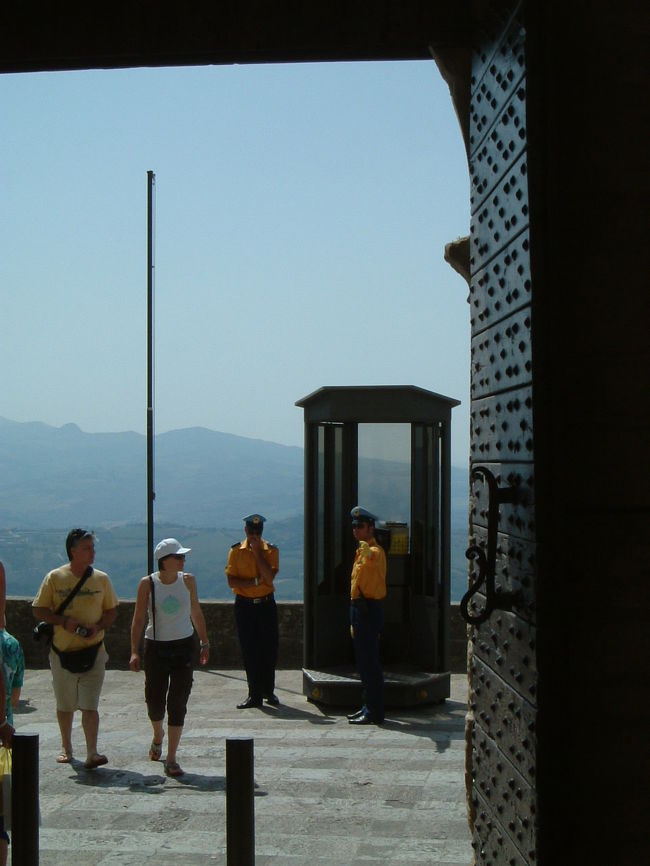 な〜んだ、結局同じところに着くんだ！ほっ…一安心。<br />しかし、おまわりさんの制服、黄色なんだぁ…おしゃれ♪