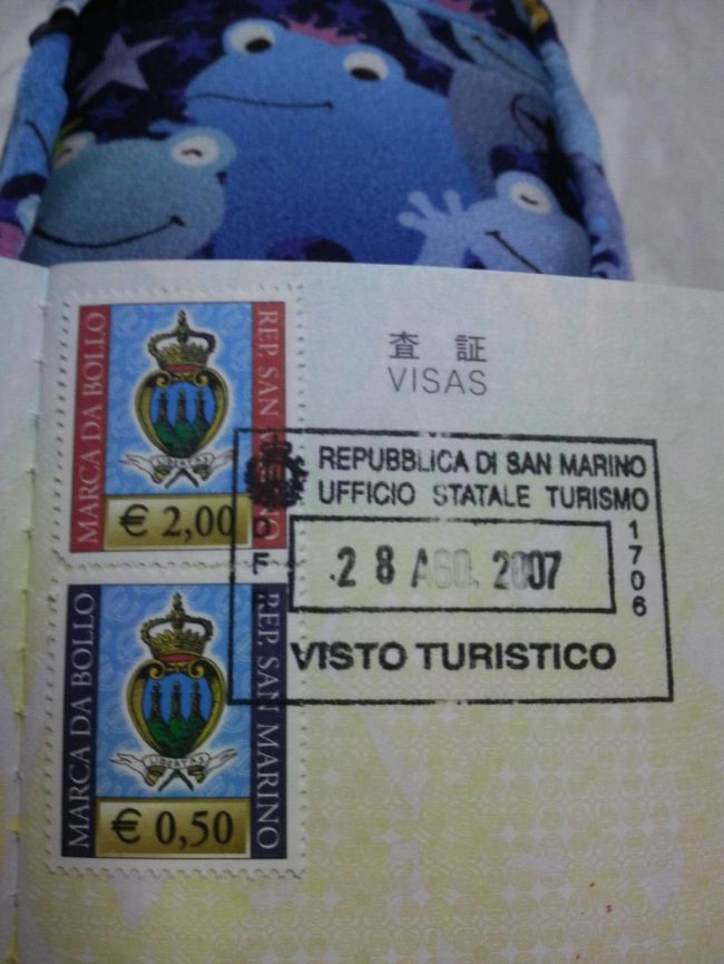 趣味のパスポートのスタンプ。<br />サンマリノ共和国では　確か５ユーロ位払ったら、このような切手（印紙）のようなものとスタンプを押してくれます！
