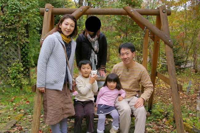 ペンション前の木製ブランコで。