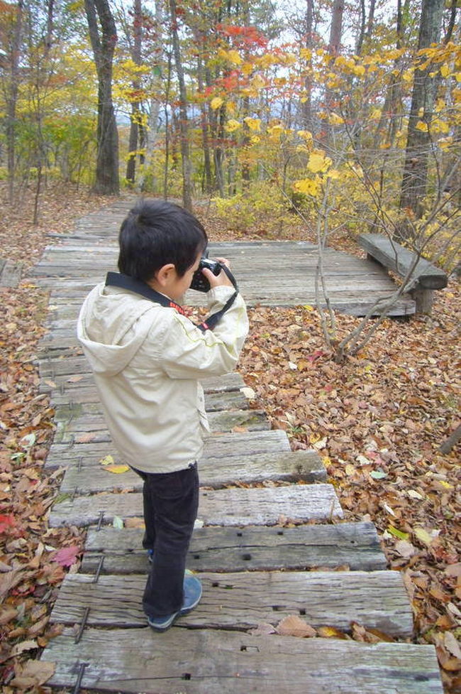 一眼デジカメを構える子。