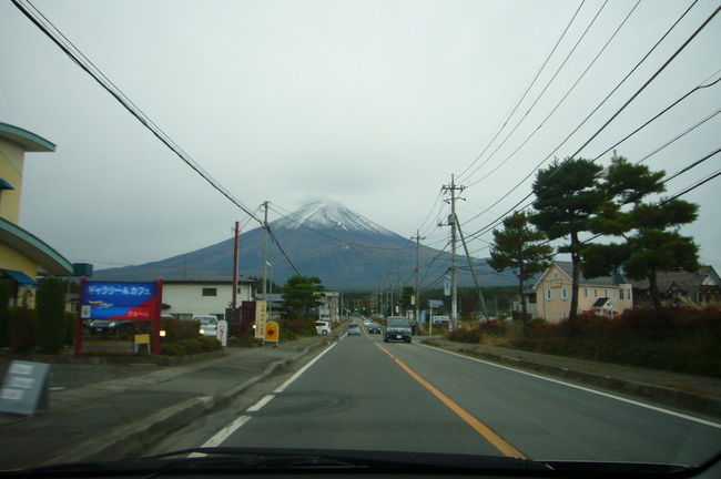 見えてきました。富士山です。<br /><br />これを見せたかった子供達は寝てしまいました(T_T)