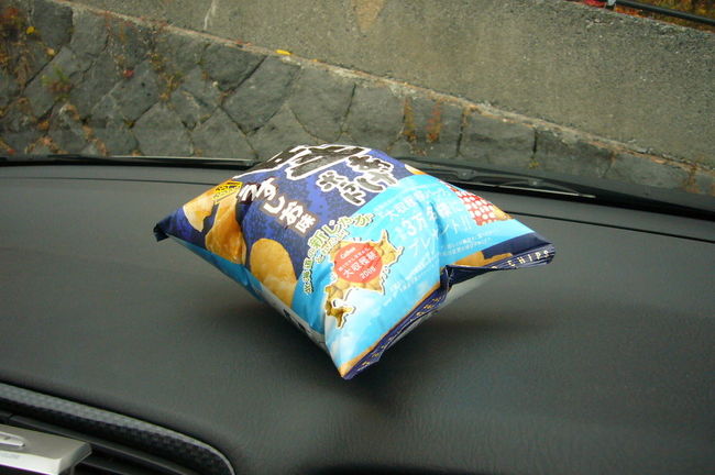 富士山五合目に到着！<br />空気が薄く、大気圧が低いのでポテチの袋は<br />パンパンではち切れんばかり。<br /><br />これも子供に見せたかった。<br />これは見て大喜びしてくれました(^。^)