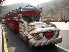 華城観光はこの竜の形の列車に乗って。列車といっても車ですが。

この列車、華城に沿って半周強走るのですが、途中で公道を走ったり、歩道を走ったりと日本では考えられないコース取り。