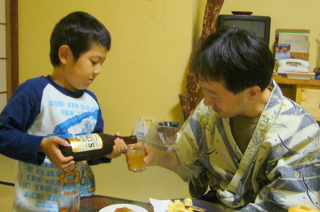 パパにお酌を。