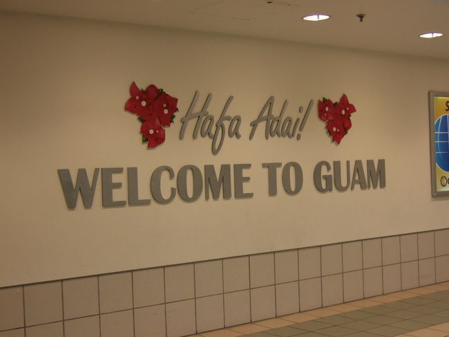 グアム空港へ到着しました。<br />暑いです！台風で天気が悪かったです…むしむしするし…<br /><br />手続きを終えて出ると、ツアーの会社の方が待っていました。<br />現地の方は陽気ですね。<br />家族皆早起きでぐったりしてたんですが、一気に笑顔になりました。<br /><br />ツアーの方と各ホテルへバスで向かいます。<br />私たちはマリオットホテルの方と一足先にホテルへ向かう事ができました。<br />同じツアーの他の人たちはまだ人が揃うのを待っていたのでラッキーでした。