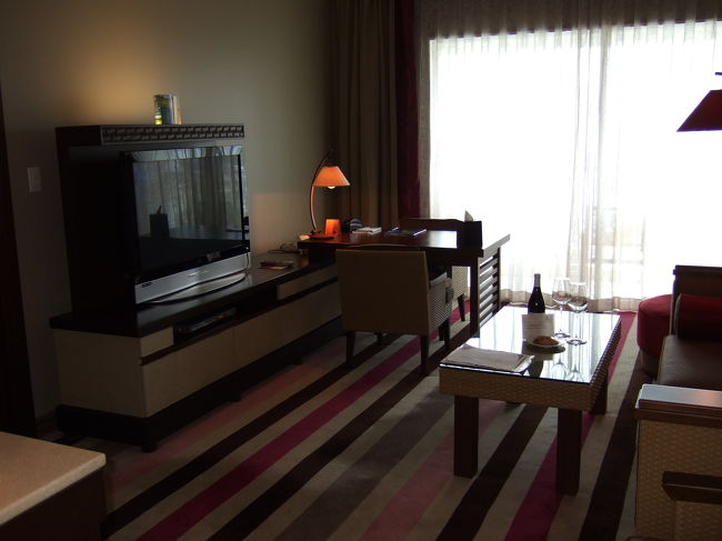 ホテルはシェラトンホテルです。<br />中心部から離れていますが、とても綺麗なホテルでした。<br />ラグーナクラブスイートへ宿泊です。<br /><br />写真はリビング。<br />テレビが大きいです。