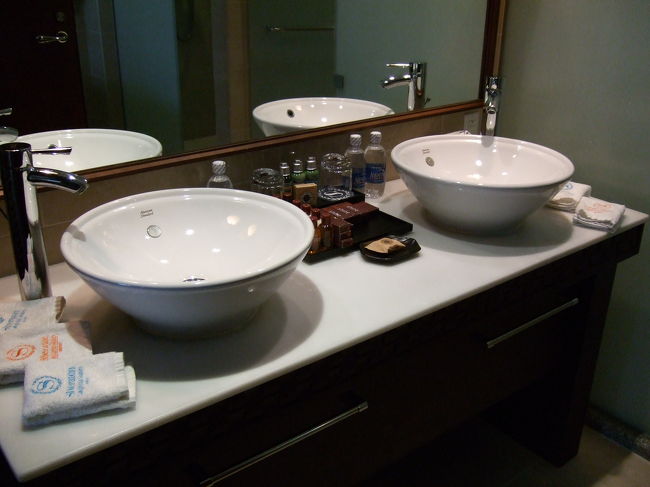 洗面です。<br />ちなみにトイレは二つあります。<br />入り口側のトイレにもおなじ洗面が1つあるので、そこで顔を洗う事もできます。<br />3人だったので洗面が3つあり助かりました。