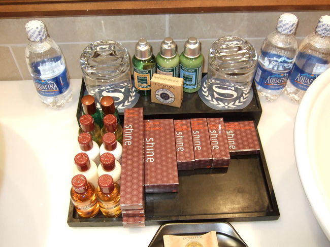 アメニティはシェラトンオリジナルのものとロクシタンが準備されていました。<br /><br />毎日補充されています。<br />最後の夜にはなぜか『アメニティや水は足りますか？』と部屋に持ってきてくれました。<br />水は毎日おいてあります。