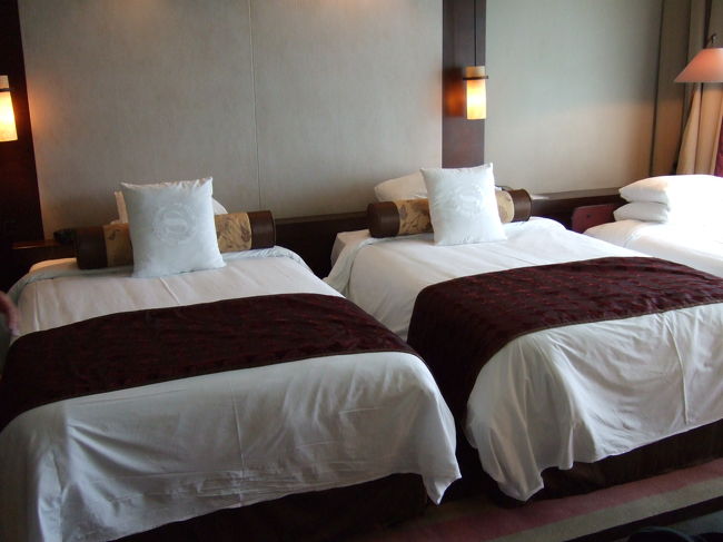 ベッドルームです。<br />こちら側にもリビングと同じテレビがあります。