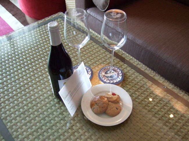 特典のワインとクッキーです。<br /><br />このあと、クラブラウンジを見に行ったのですが、カードキーがおかしかったようで入れず…<br />フロントで直してもらいました。<br />