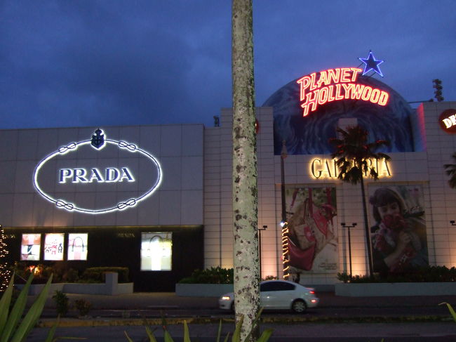 潜水艦とイルカウィッチングの申し込みをしにツアーデスクのあるDFSへやってきました。<br />シェラトンは中心部から離れていますが、行きはタクシー無料、帰りはシェラトンのバス（DFSとシェラトン間を1時間ごとに往復しています）を利用しました。