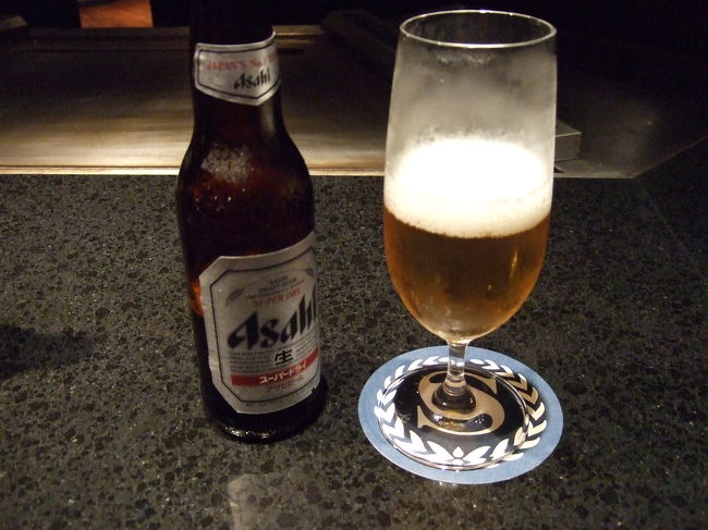 席は鉄板の目の前です。<br />焼いているところを間近で見ながらの食事です。<br />コースは福岡というコースで1人100ドルでした。<br />日頃お世話になっている両親に私が招待しました。<br />こんな時でないとなかなかできないことなので…<br /><br />まずはビール！<br />スーパードライ！<br />ドコモプレミアクラブのクーポン使用でこのサイズのビールは1人1本（2人まで）無料でした。