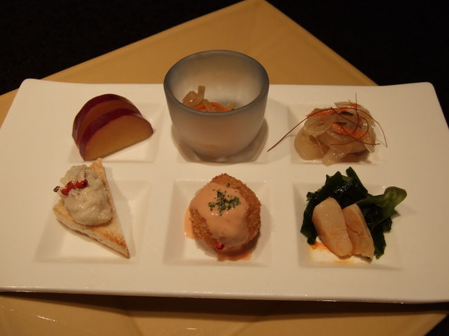 前菜です。<br /><br />私は肉が嫌いなので、予約時に伝えたところ肉はすべて魚に変更されていました。<br />