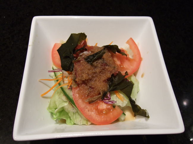 サラダです。<br />しばらくは野菜不足な食事の日々が続きそうだったのでしっかり食べておきました。