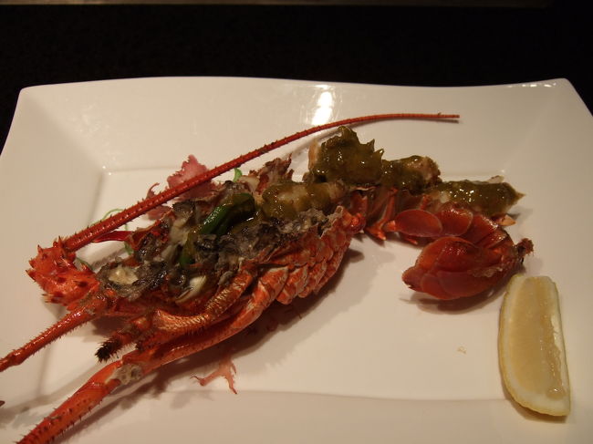 いよいよ鉄板焼きの登場です！！<br />まずは伊勢エビ。ソースが海老のみそのソースでした。<br />絶品です！！<br />一気に食べました。<br /><br />伊勢エビを焼いている間、盛りつけるお皿はとなりの鉄板のようなところで温められていました。<br />