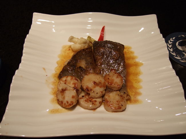 メインです。<br />本当はお肉ですが私は白身のお魚とホタテでした。<br />おいしい！！！<br />でも苦しい！！<br />がんばって食べました。<br />ビールを飲むべきではありませんでした…。<br />本当においしかったです。<br />