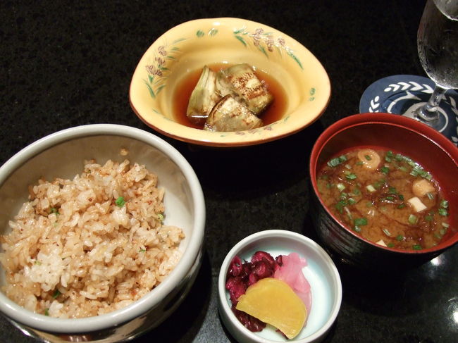 ガーリックライスとお漬け物、なすの煮物とお味噌汁です。<br />白いご飯かガーリックライスか選べます。<br /><br />私はガーリックライスにした方がよいと思います。<br />ものすごくおいしかったです！！！！<br />ただ、ほんとうにおなかいっぱいで…<br />残してしまいました…<br />本当においしかったので、持ち帰りしたいくらいでした。<br />両親は苦しいと言いながらすべて完食していました。<br /><br />