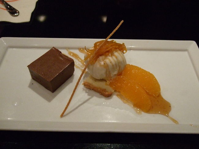 デザートです。<br />お茶も出ます。<br />デザートは別の席（ソファー）で頂きます。<br />さっぱりしていておいしかったです。<br /><br />店員の対応、食事すべてにおいて素晴らしいレストランでした。<br />コースは100ドル以下のものもあります。<br />また、釜飯のようなものを運んでいるのを見たので、コース以外のものもあると思います。<br /><br />ランチにも1度訪れましたが、ランチはリーズナブルでそばやうどん、ラーメンもありました。<br />味ももちろんおいしいです。<br /><br />本当にオススメです☆