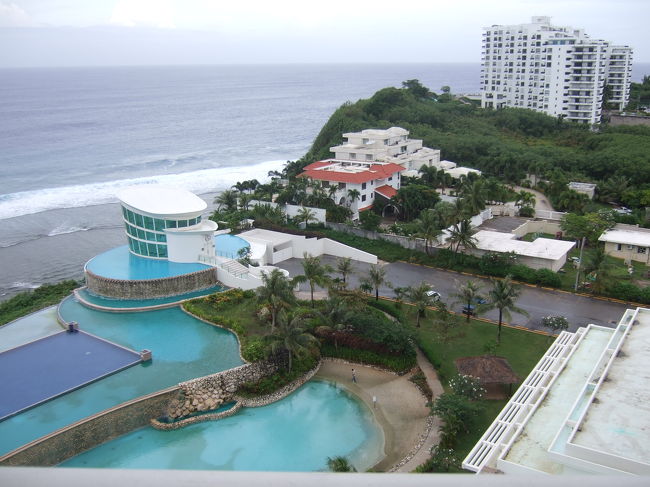 朝のベランダからの景色。<br /><br />雨です。<br />雲が覆っています。