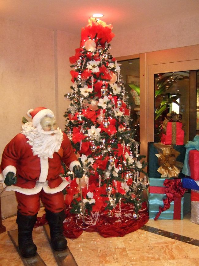 結婚式はヒルトンホテル内にあるセントプロバスホーリーチャペルで行われます。<br />参列者は、ホテルからバスで向かうのでロビーに集合。<br /><br />ロビーに飾ってあったツリーです。<br />すっかりクリスマスムードでした。<br />暑いのにクリスマスってなんだか変な感じです。