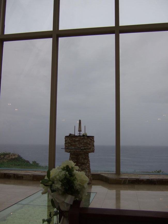 あいにくの天気…<br />本当に残念です。<br />雨でも『海の見えるチャペルっていいな〜』って感じました。<br />晴れたらもっといいんだろうな〜。<br /><br />挙式中は撮影禁止です。<br />挙式後、撮影タイムがありました。<br />花嫁入場前にムービーが流れたのですが、流れたとたんに泣いてしまいました。。<br />だめなんです、こういうの。<br /><br />…が！！！に式中なぜか急に笑えてきて…（笑）<br />前に座っていた父は私が笑いをこらえているのに気づいていたそうです；<br />私の後ろに座っていた兄の会社の方は、私があまりに方をふるわせているので泣いていると思ったそうです（笑）<br />兄には『ごめん（笑）』と言っておきました…<br />不謹慎な妹で本当に申し訳ないです；