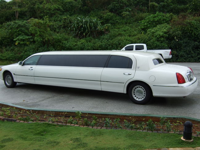 新郎新婦はリムジンで移動だそうです。<br />なが〜い！！<br /><br />グアムって日本人の結婚式が本当に多いんですね。<br />滞在中、毎日1組はホテル内で見かけました。