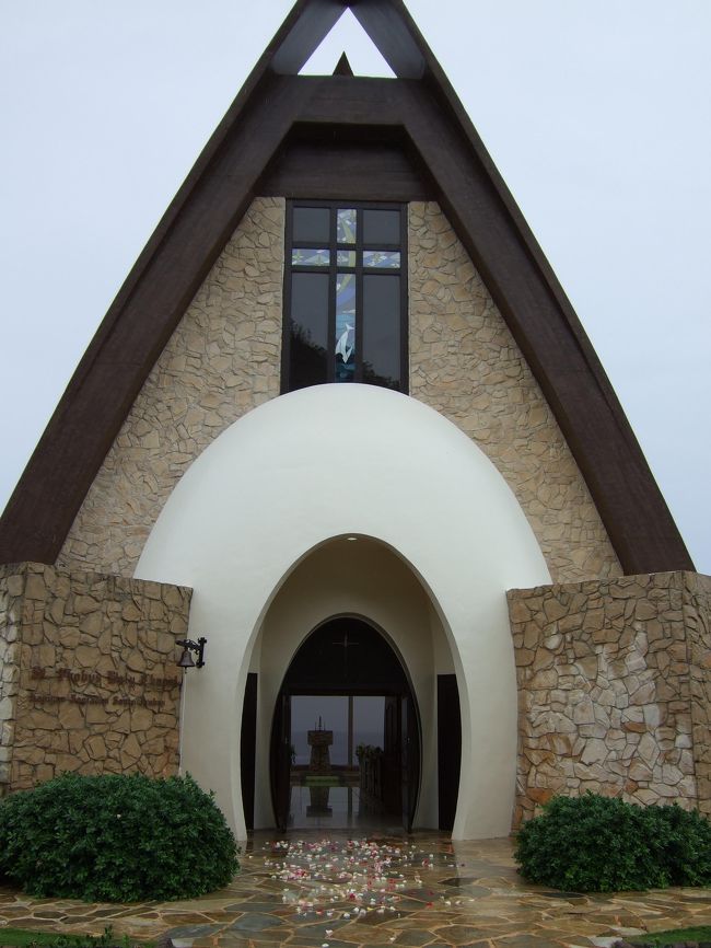 教会です。<br />すごくかわいいチャペル。<br />中に入ると恋人岬が見えます。