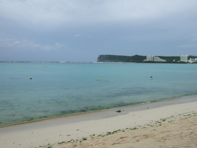 食事会の後、ビーチで写真撮影です。<br />雨はやんでました。<br /><br />グアム旅行でビーチに足を踏み入れたのはこの時のみなんです…<br />次行く時はビーチに行きたい…<br />