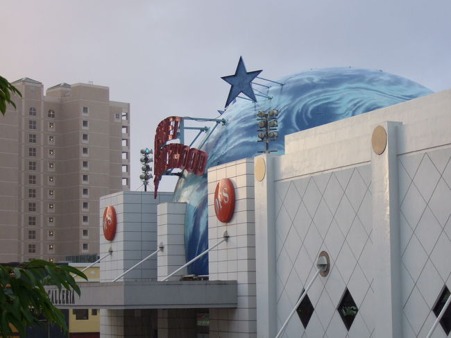 食事会のあと。いるかウォッチングをキャンセルしにDFSへ。。<br />というのも、結婚式で今海が荒れていてイルカを見る事ができないと言う情報を聞いたからなんです。<br />キャンセルは電話でしたんですけど、お金の返金手続きでDFSへ。<br /><br />が！！！この日はサンクスギビニングでーの翌日でDFSの前が道が封鎖されており…大渋滞！！<br />ホテルへ戻ろうにもバスがこない！！<br />ホテルに戻って夕方にチャペルでのコンサートがあったのでタクシーを呼んでもなかなかこない！！<br />結局コンサートには間に合わず…。<br /><br />