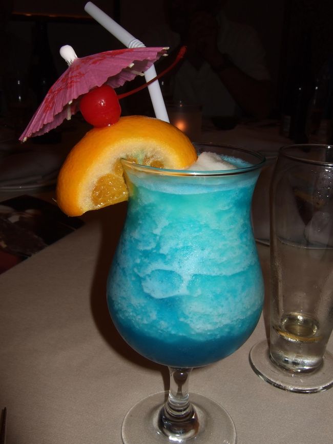 夕食はヒルトン内のロイズにて。<br />お腹が減っていなかったのでアラカルトで頼んだのですが…<br />あまりおいしくない…。いままでの食事がよすぎたのか…これが普通なのか…。<br /><br />ここはアラカルトはおいしくないのか、頼んだものが悪かったのか。<br />店員の態度も悪いし。<br />アラカルトのみのお客にはサービスはしないのでしょうか。<br />ステーキやロブスターは食べてないので分かりませんが。馬鹿にされているようで悲しかったです。<br />写真はブルーハワイです。<br /><br />