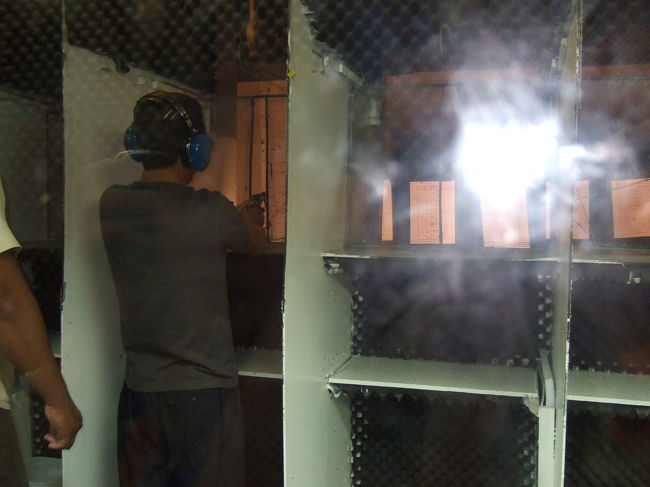 ホテルへ帰る為タクシーに乗ったら、話の流れで射撃場へ連れて行かれました…。。<br />ほぼ強制的に…『見るだけ』みたいな感じで。<br /><br />強制的に連れて行かれつつも、父がやってみる事に。<br />男性向けの一番安いコースで76ドル。<br />結構楽しそうです。<br />強制的に連れて行かれたときはどうなる事かと思ったけど（笑）<br />見ていただけの私も面白かったです。<br /><br />ちなみにタクシーは無料でした。<br />ただ、この料金…カラクリがあるようです。<br />詳しくは3日目の旅行記に載せます。