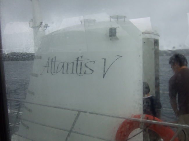 バスで売店のようなところまで移動します。<br />40分くらいでした。<br />そこから船に乗って潜水艦まで移動します。<br />船に乗る前、グループごとに集合写真を撮ります。<br />帰りに購入できます。<br /><br />移動の船の中には、アイスティーと水が用意してあり自由に飲めます。<br /><br />