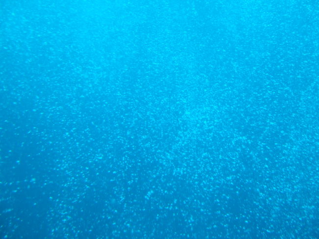 潜水艦は最終的に40メートルくらいまで潜ります。<br />海底は砂でした。<br />魚もいほとんどいません。<br />神秘的な感じでした。<br /><br />写真は潜水艦が浮上する時に見える泡です。<br />すごく綺麗…<br /><br />潜水時間は45分くらいだったと思います。<br />出る時に船の操縦士の方と写真を撮る事ができます。<br />想像以上に私は楽しかったです♪<br />売店へ戻るって集合写真も購入しました。<br />ほとんどの方が買っていると思います。<br />また、売店へ戻ったらけっこう人がいました。<br />早い時間の方が空いているかもしれません。