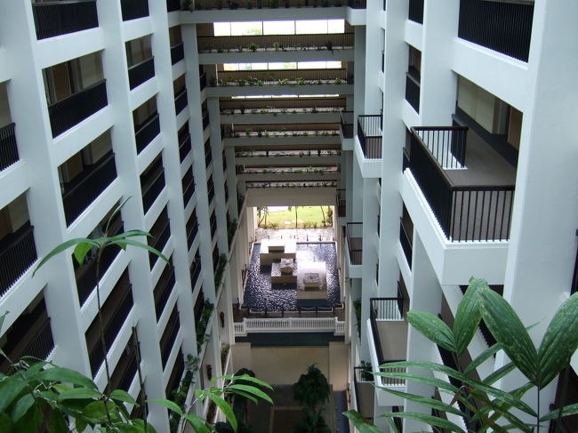 一旦ホテルへ戻ります。<br />10階から下の写真を撮ってみました。<br /><br />1時からタクシーで島内観光だったので急いで昼食をとります。<br />ホテル内のザプレジデントで父はラーメンとおにぎり、母はそばとおにぎり、私はbentoboxというちらし寿司のセットを注文しました。<br />値段もリーズナブル。味もGOOD!!<br />おかげで？家族で昨日の夕食はひどかったという話になってしまいました（笑）<br />